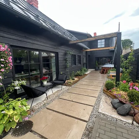 Black House Nyaraló